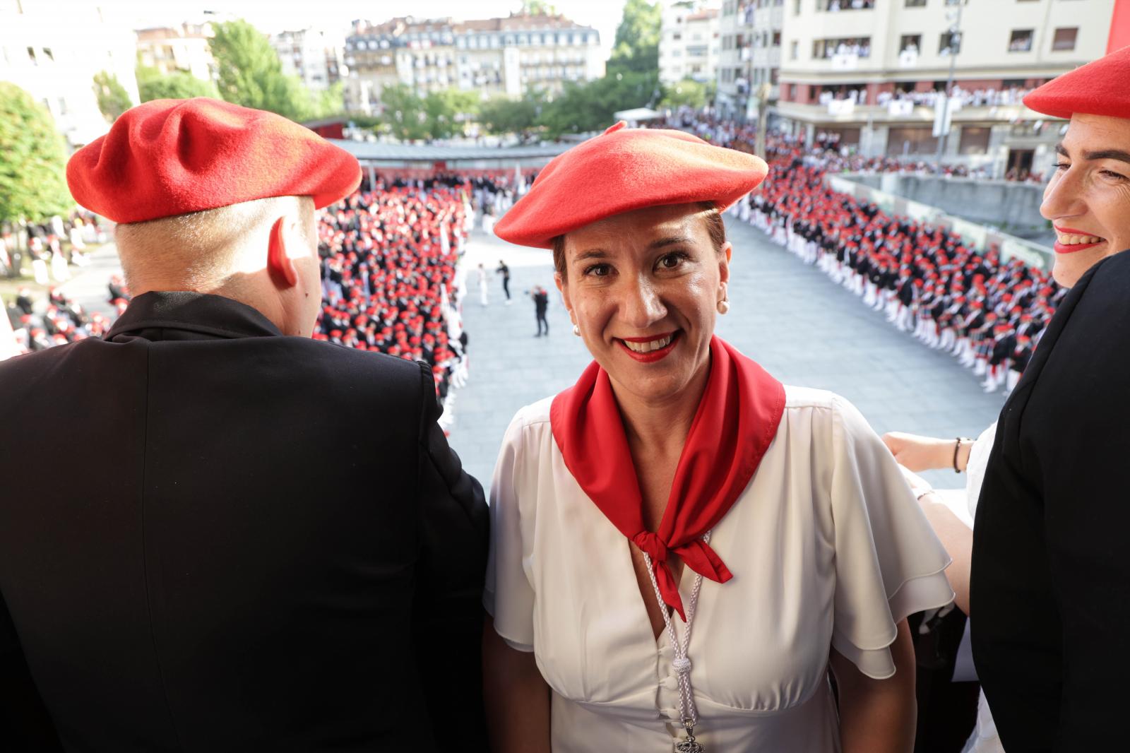 La alcaldesa de Irun, Cristina Laborda, presenció ambos desfiles.