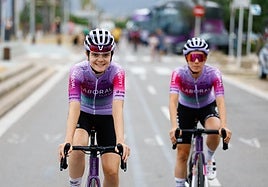 Naia Amondarain, que se estrenará en una vuelta grande, y Ane Santesteban.