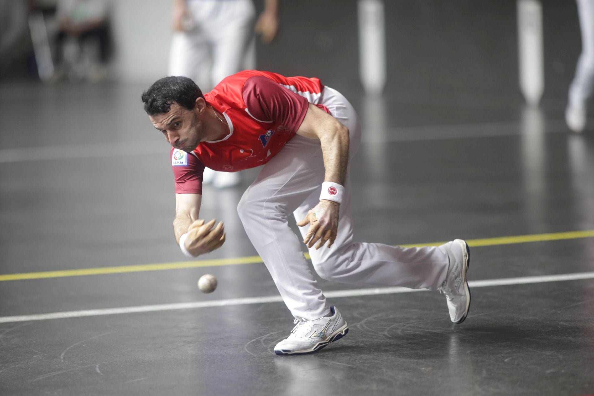 Jokin Altuna intenta devolver la pelota en una de las primeras acciones del estelar.