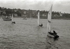 Competición de vela en la bahía de La Concha.