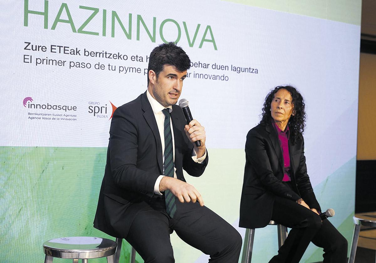 Jon Ansoleaga, director general de Spri, y Leire Bilbao, Directora General de la Agencia Vasca de la Innovación, Innobasque, en un encuentro con pymes celebrado el 12 de marzo en Bilbao