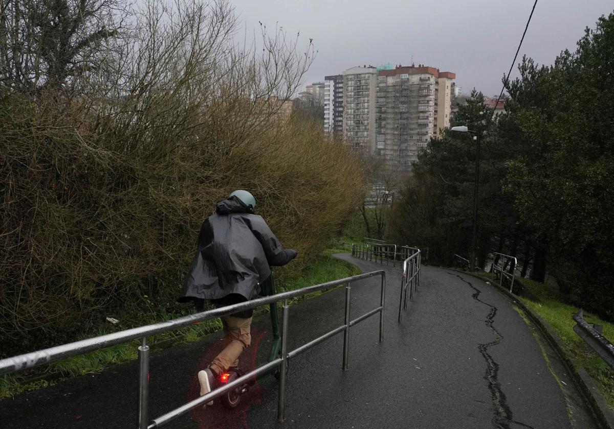 Camino peatonal que une el barrio de Larratxo con el centro comercial Garbera en el que se actuará.