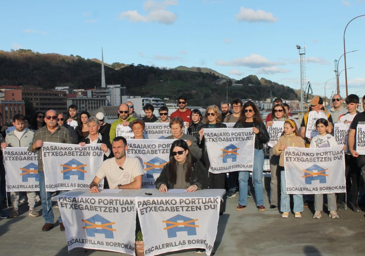 Comparecencia de prensa de las familias que residen en las casas de Escalerillas con miembros del Sindicato de Vivienda.