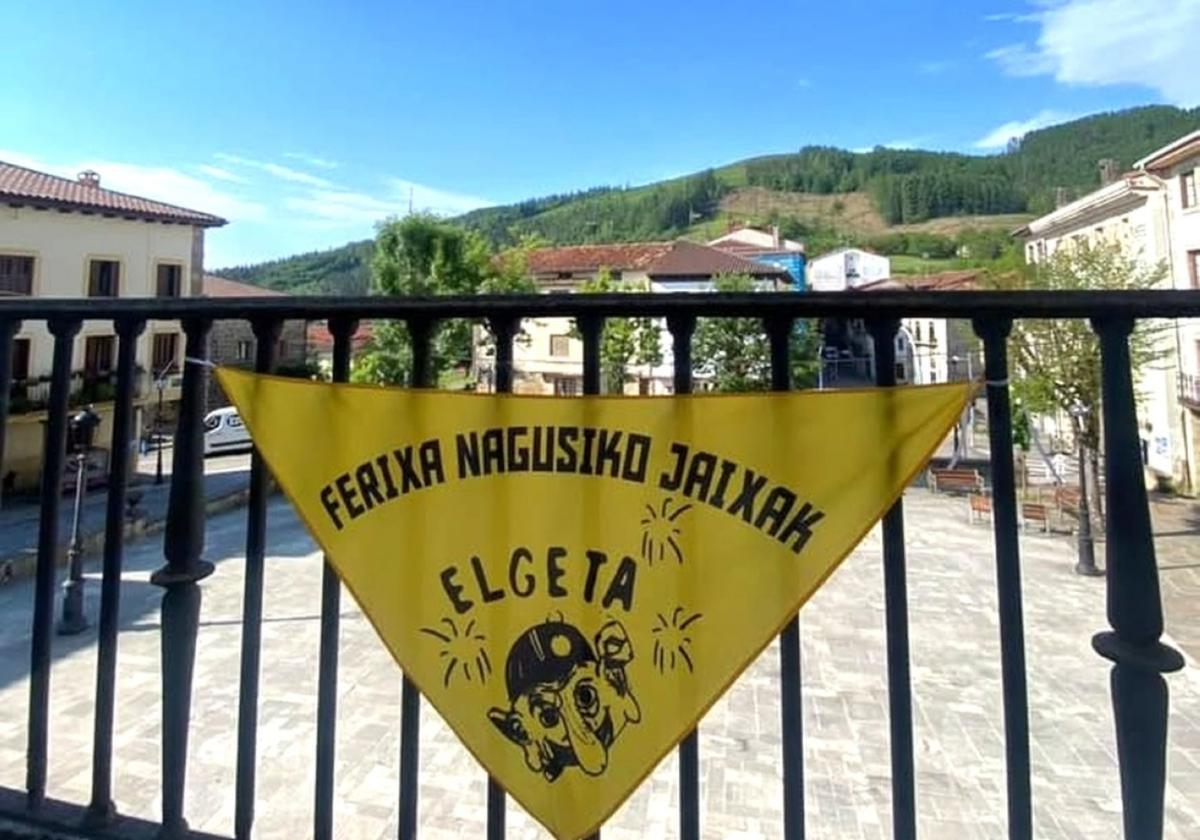 Uno de los pañuelos que decoran la balconada municipal.