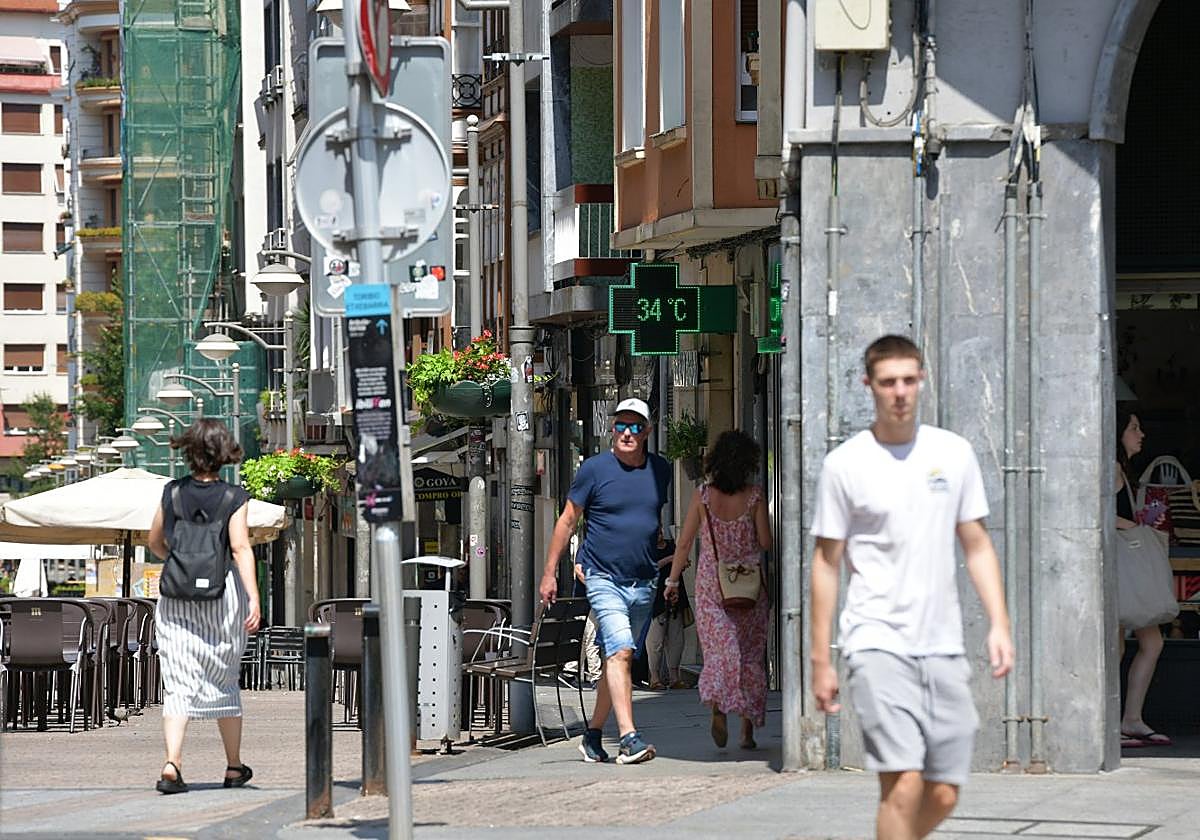 Varias personas pasean por las calles de Eibar durante el caluroso día de ayer.