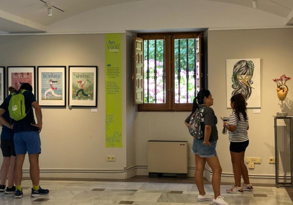 Visitantes ayer en la inauguración de la exposición en la Sala del Palacio del Señorío de Bertiz.