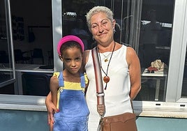 Una madre de acogida con una niña saharaui