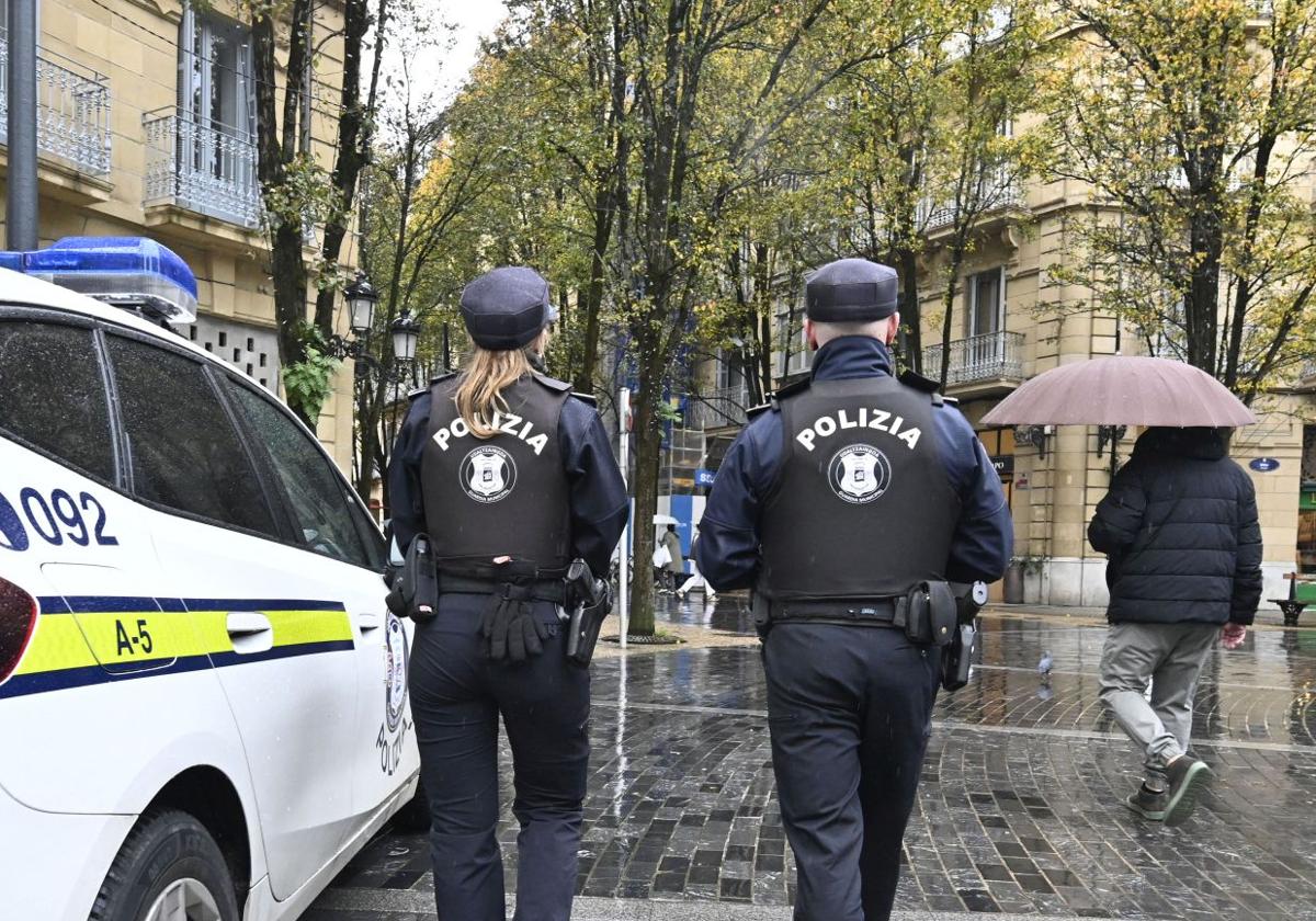 Dos policías patrullando en la Plaza Bilbao.