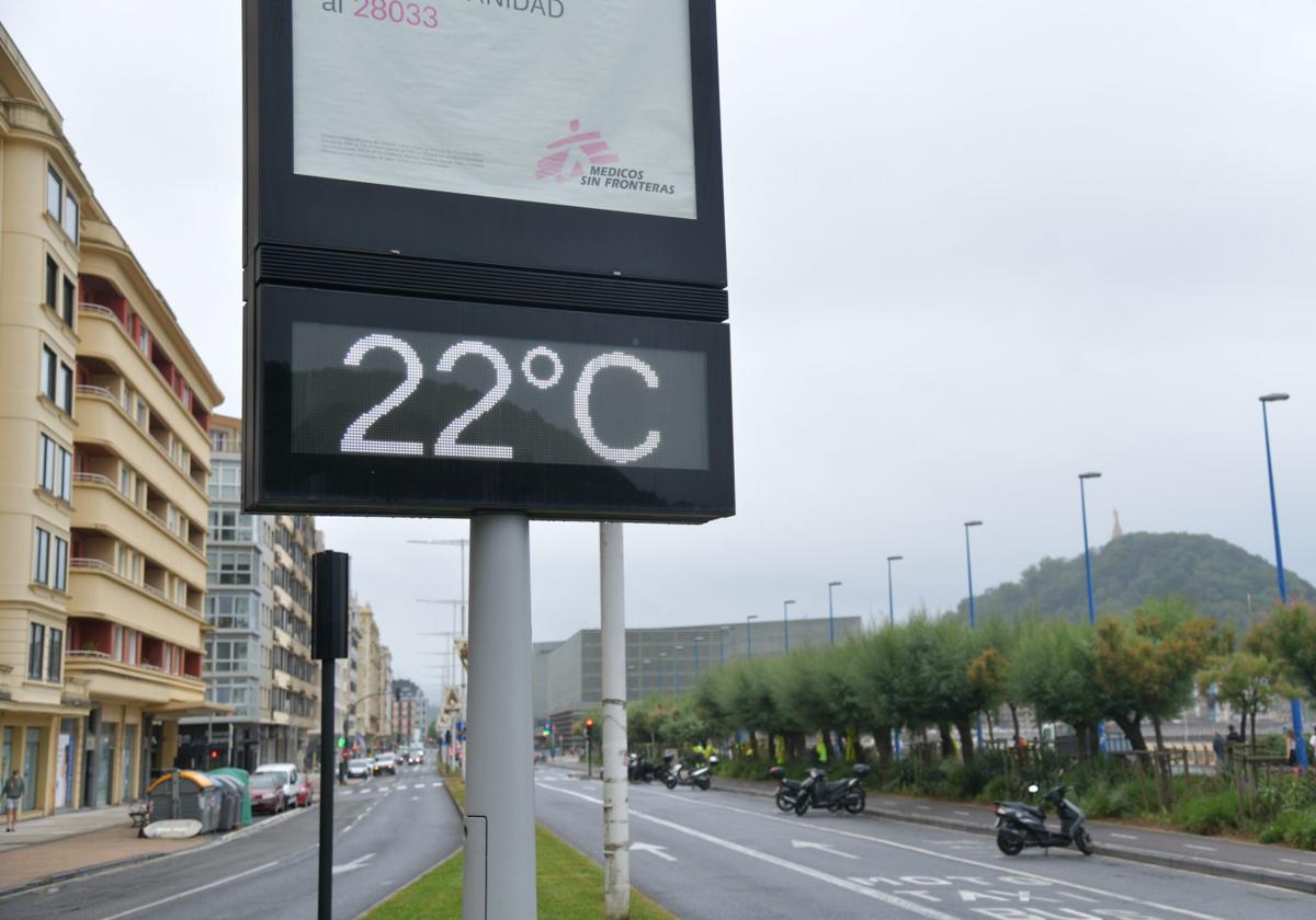 Termómetro de la calle Miracruz de San Sebastián registra 22 grados este miércoles.