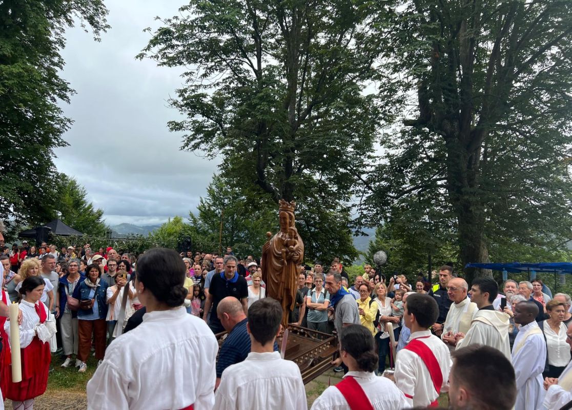 Emocionante Ezpata Dantza a la Virgen en la Antigua