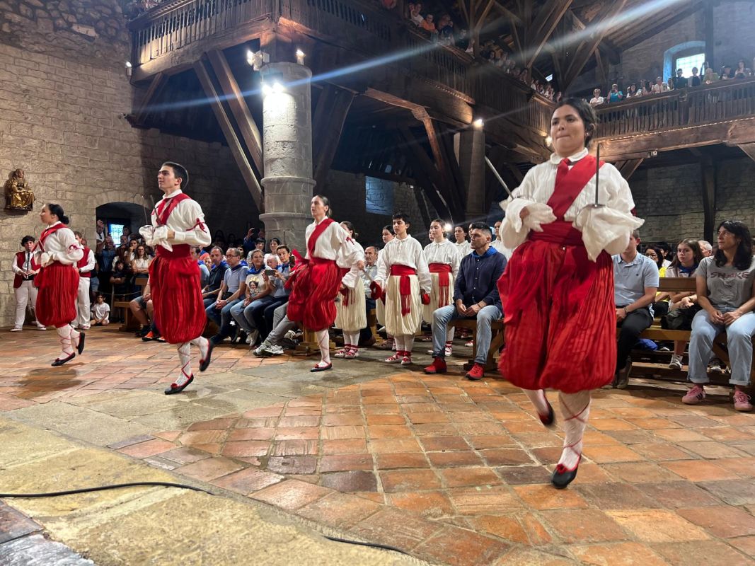 Emocionante Ezpata Dantza a la Virgen en la Antigua