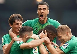 Le Normand, Zaldua, Merino, Isak y Odegaard celebran un gol de la Real de la campaña 2019/20