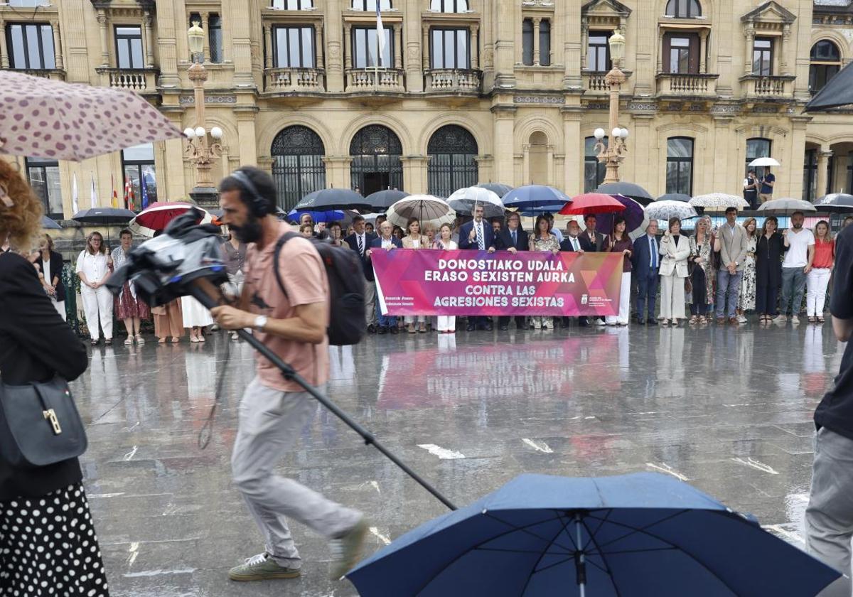 Concentración convocada este miércoles por el Ayuntamiento de San Sebastián.