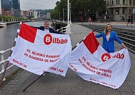Borja Rodrigo e Itxaso Erroteta posan con las banderas.