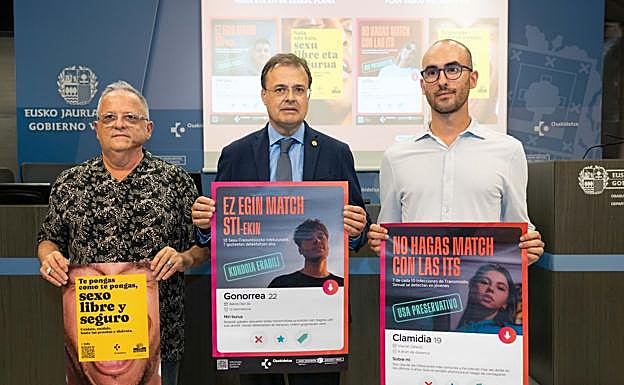 Marco Imbert, presidente de EuskalSida, el consejero de Salud, Alberto Martínez, y el coordinador del Plan del Sida e ITS de Osakidetza, Oksar Ayerdi.