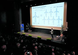 Un técnico de la empresa noruega Statkraf explica el proyecto de eólicos en Azpeitia.