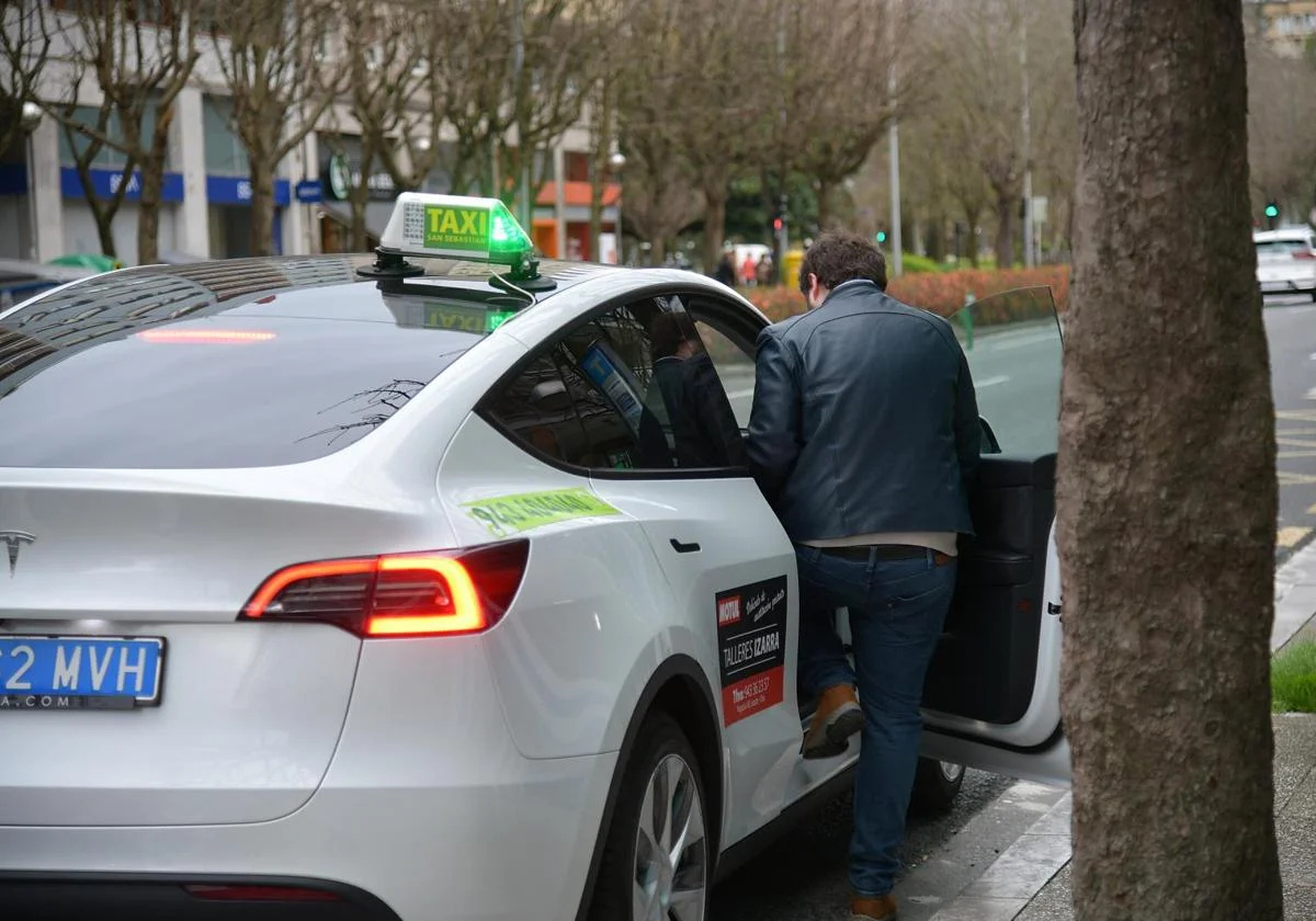 Vallina y Taxi Donostia aseguran que se puede reservar un taxi por teléfono