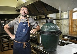 Diego, ilusionado en la cocina de su Zartagi.