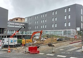 Las obras siguen su curso con intensidad en Emigración y a su alrededor con las oficinas de Lanbide activas en su interior.