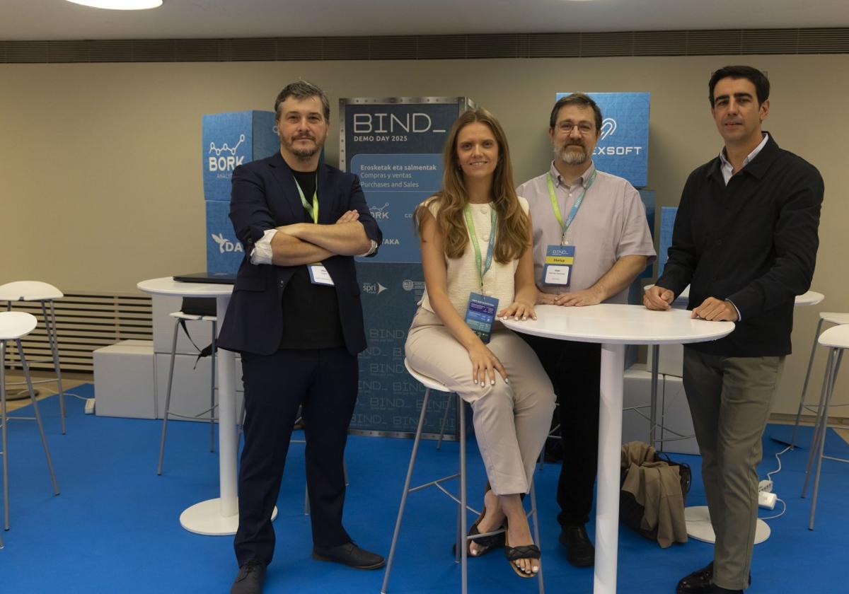 Urko Múgica e Iñaki Hernáez, de Dakata; Rebecca María Pizarroso, de Comexsoft, y Pablo Burgos, de Inspectrail, ayer en la feria BIND.