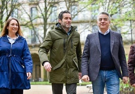 Muriel Larrea, Borja Sémper y Javier de Andrés, en un acto de campaña electoral.