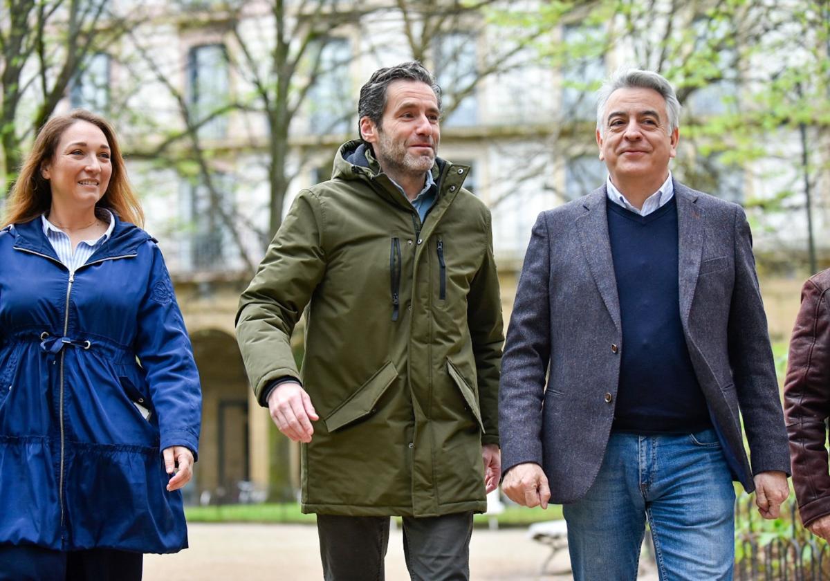 Muriel Larrea, Borja Sémper y Javier de Andrés, en un acto de campaña electoral.