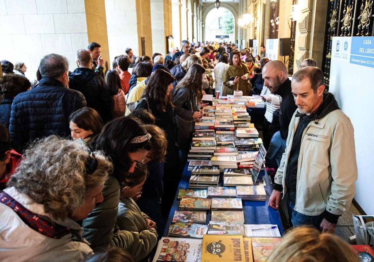 Los soportales de la plaza Gipuzkoa, abarrotados en la Feria del Libro