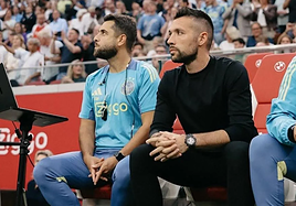 Sánchez Mateos, a la derecha, junto a Franceso Farioli en el banquillo del Ajax