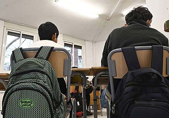 Dos alumnos de 6º de Primaria atienden en clase de un colegio de Donostia.