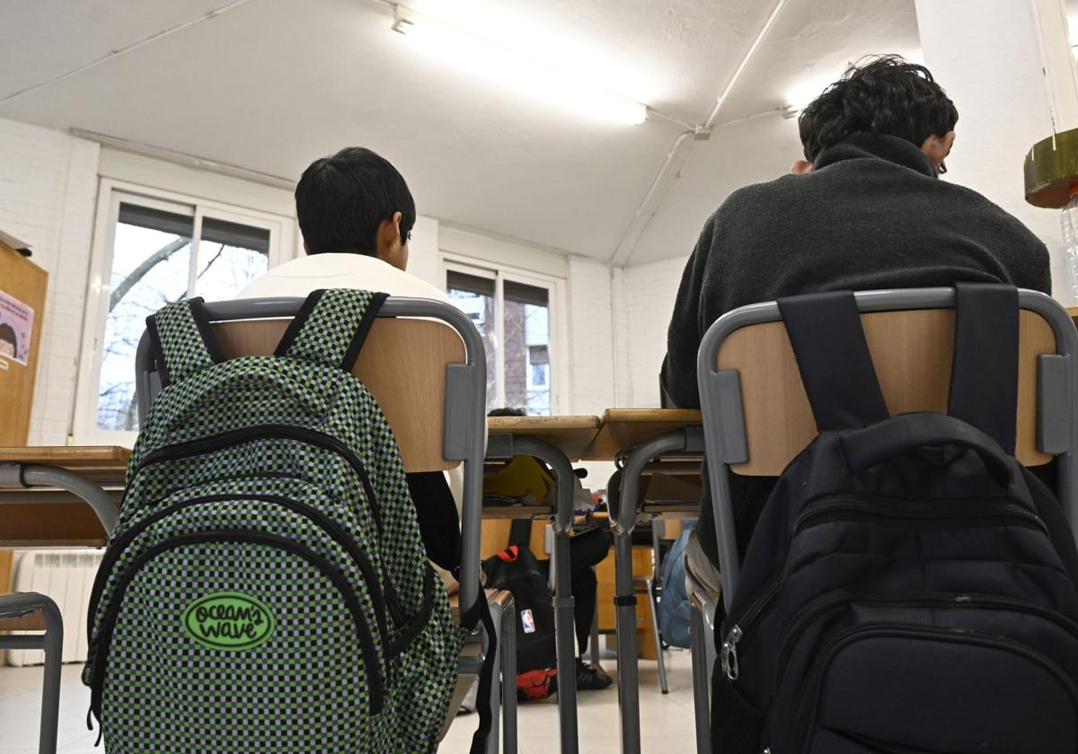 Dos alumnos de 6º de Primaria atienden en clase de un colegio de Donostia.