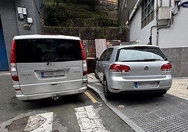 Denuncia Pedro Martín: «Esta imagen de la calle Eskalantegi, parte correspondiente a San Sebastián, se repite todos los días. Y yo pregunto al Ayuntamiento y a su Departamento de Movilidad ¿para cuándo unos pivotes en la zona? Esta es la ley de la selva y los conductores aparcan donde quieren sin ningún tipo de impedimento».