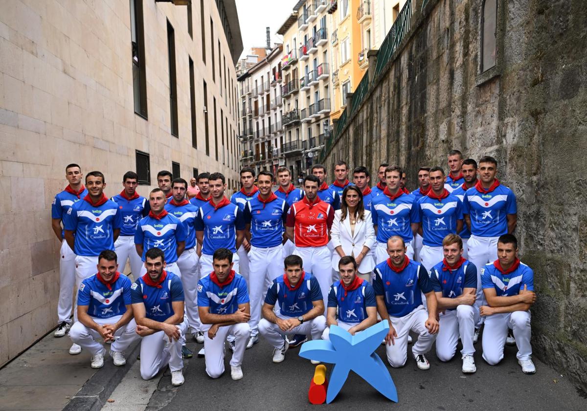 Los manistas participantes en la feria, en Santo Domingo bajo la hornacina de San Fermín.