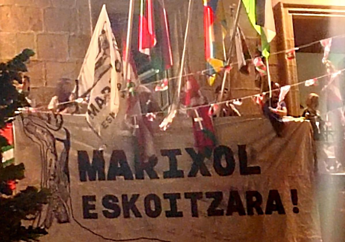 Pancarta colgada en el balcón del Ayuntamiento de Eskoriatza.