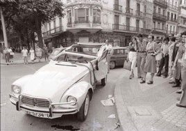 Peatones en la Avenida, en este caso testigos de un accidente.