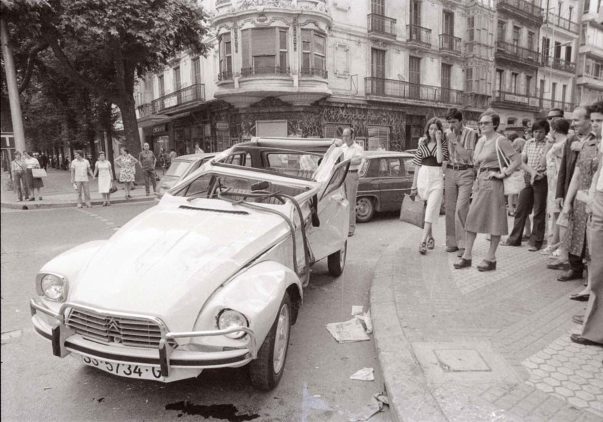 Peatones en la Avenida, en este caso testigos de un accidente.