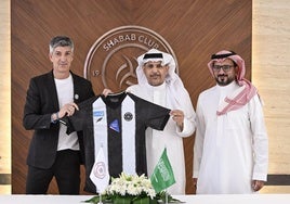 Imanol posa con la camiseta de su nuevo club.