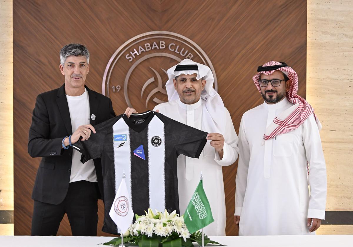 Imanol posa con la camiseta de su nuevo club.