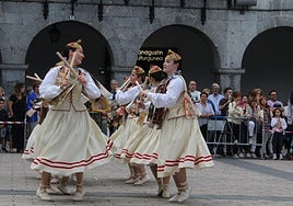Iazko Sahatsa dantza taldekoen emanaldia, plazan.