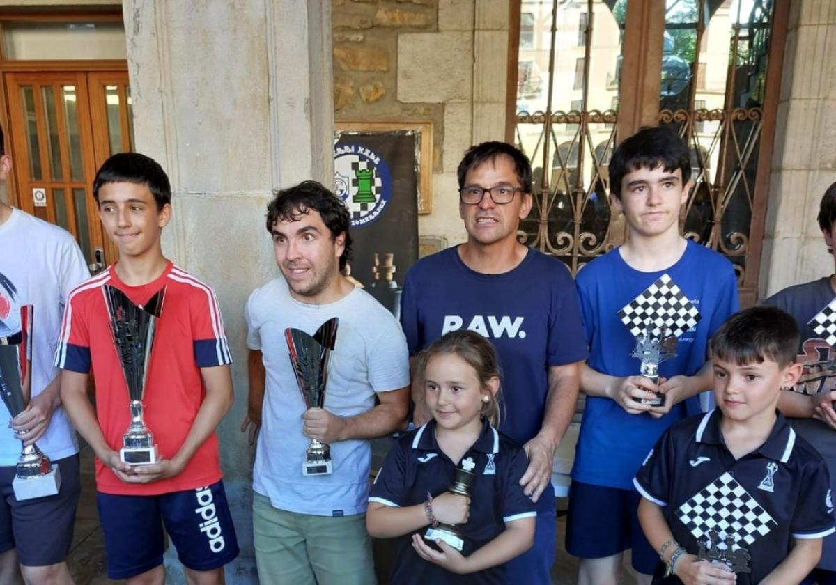 Premiados del torneo de Santa Isabel, que batió su récord de participación.