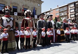 Los gigantes de Irungo Atsegina, el día de San Pedro en la plaza San Juan luciendo los pañuelos rojos entregados por el Ayuntamiento.