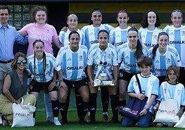 Jugadoras del Mariño Real Unión, los presidentes de ambos clubes y representantes institucionales y de patrocinadores en el Stadium Gal.