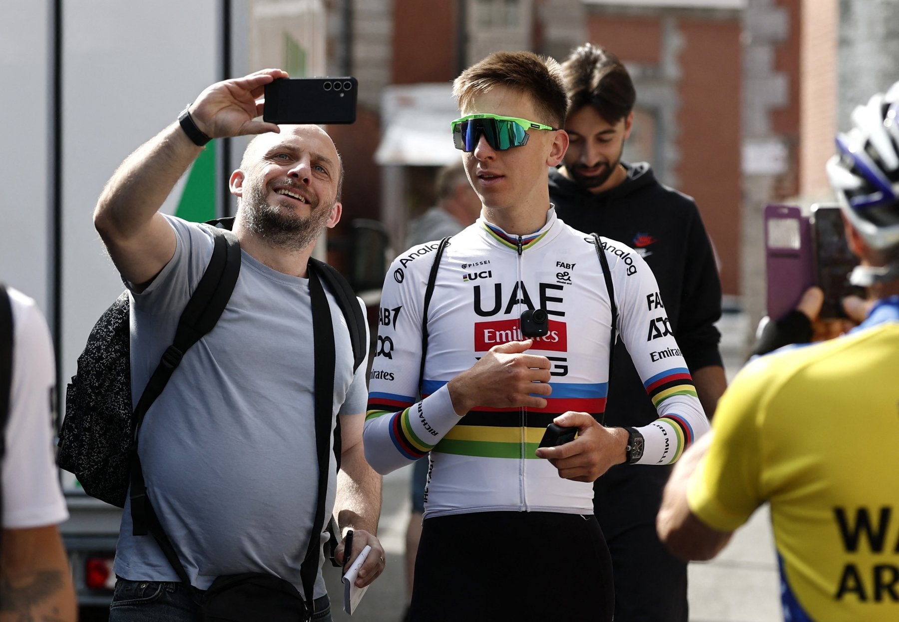Un aficionado se fotografía con Pogacar, ayer en Lille.