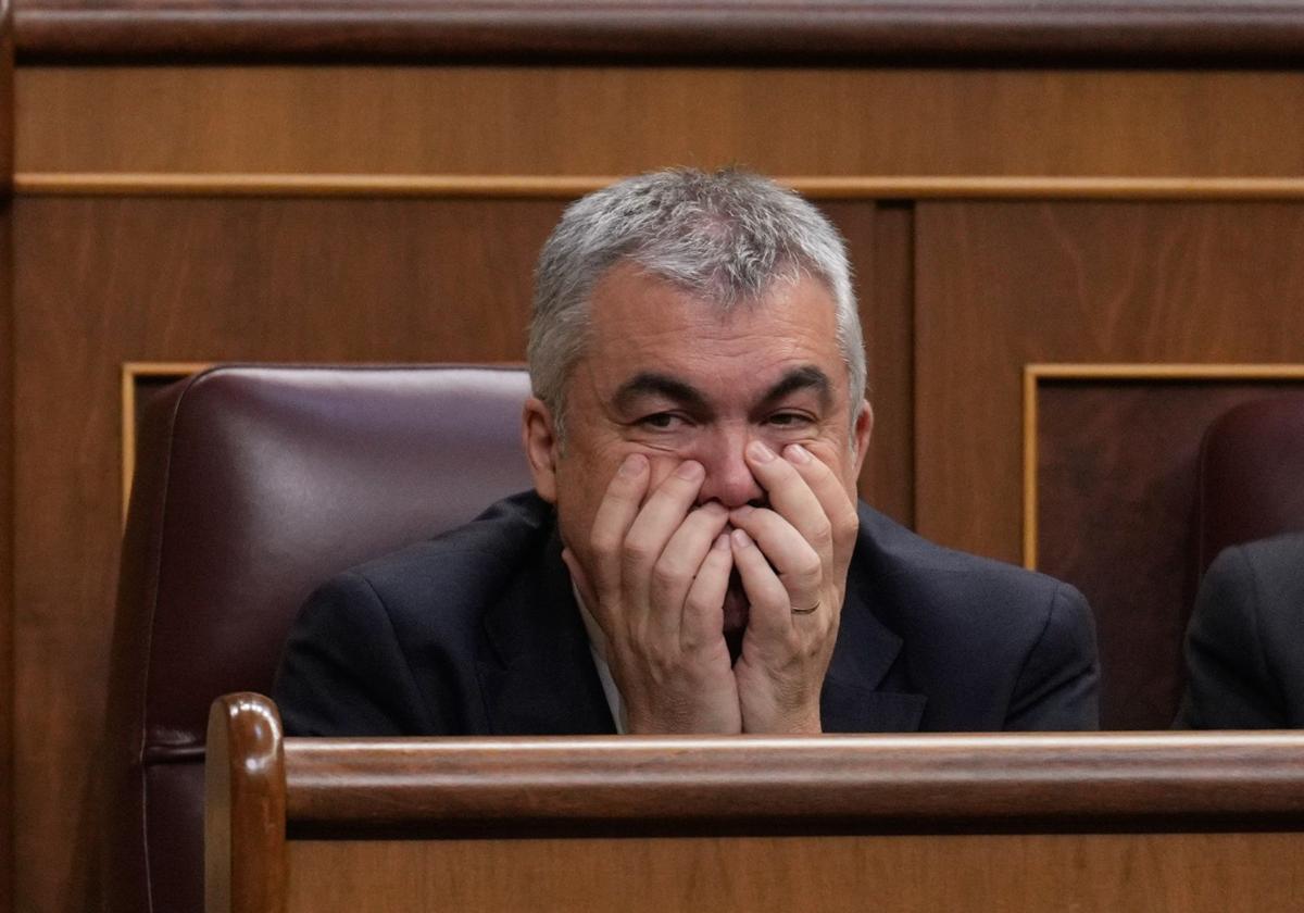 Santos Cerdán con las manos en la cara en su escaño el día que estalló el caso de corrupción.