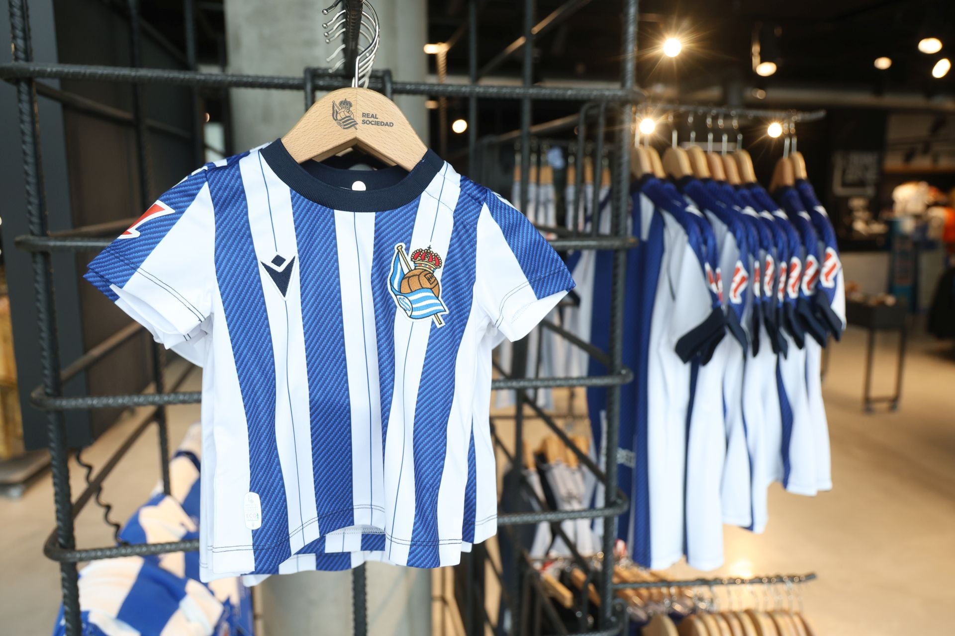 Las primeras equipaciones de la Real ya están vendidas