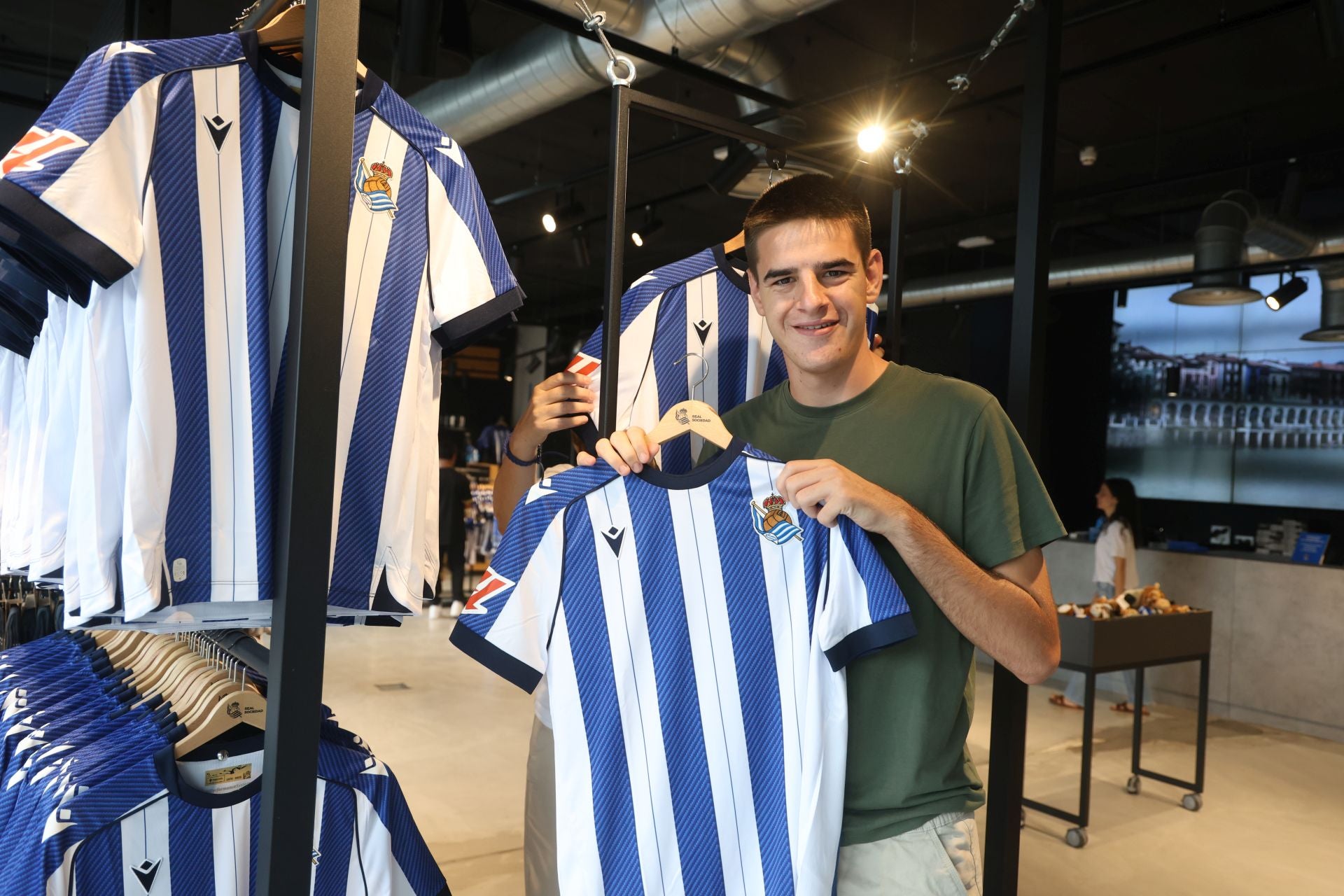 Las primeras equipaciones de la Real ya están vendidas
