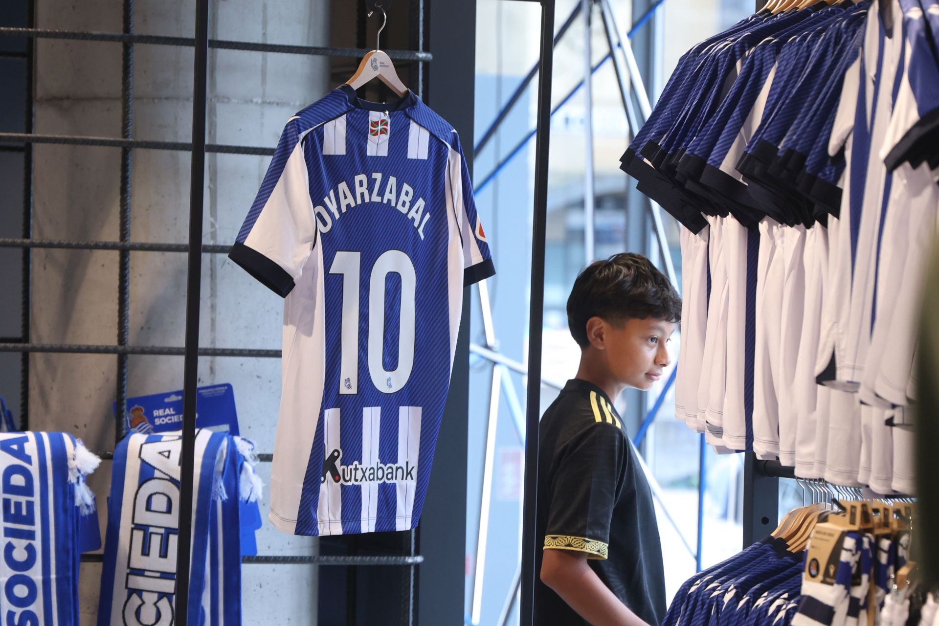 Las primeras equipaciones de la Real ya están vendidas