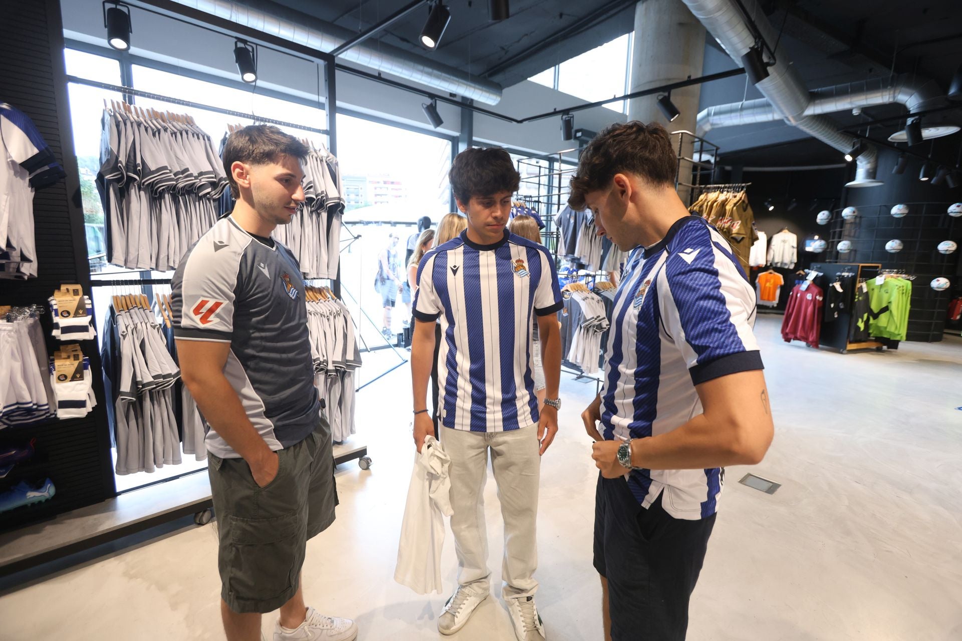 Las primeras equipaciones de la Real ya están vendidas