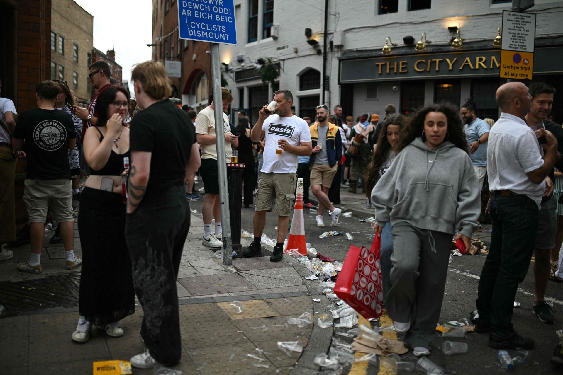 Oasis hace temblar Cardiff