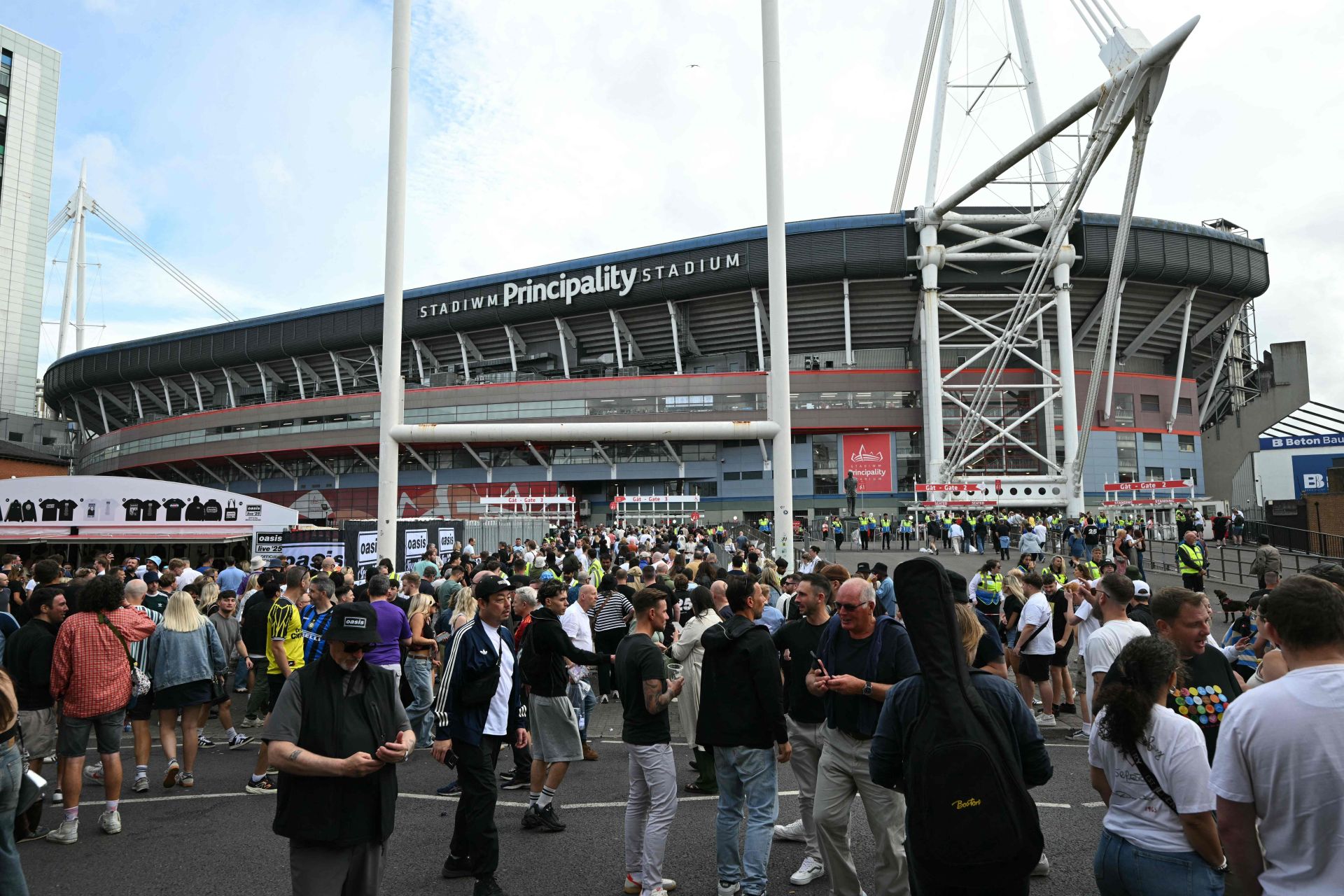 Oasis hace temblar Cardiff