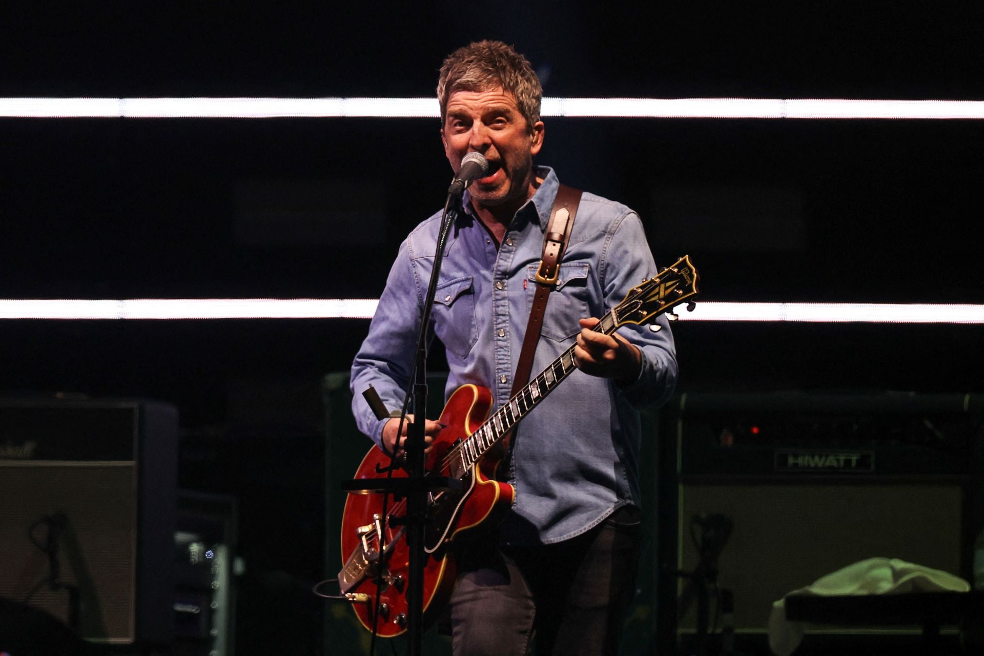 Oasis hace temblar Cardiff